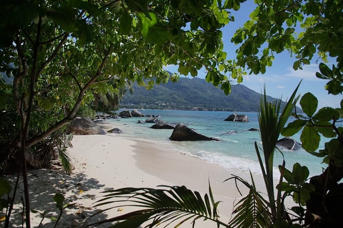 spiaggia Baia di Beau Vallon mahe seychelles viaggioinafrica