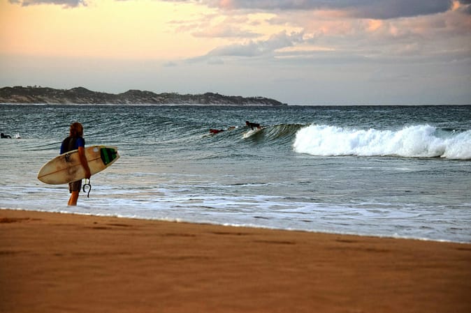 Surfer a Tofo Beach Mozambico