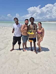 in spiaggia in Kenya con Michelino in spiaggia in Kenya con Michelino